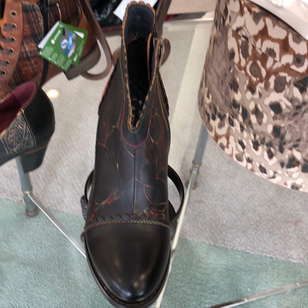L Artiste Black/color accents EUR sizes 37,40,41 - Picture 2 of 3